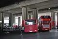 dva červené autobusy na nádraží