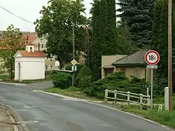 Okolí návsi v Hodyni