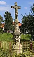 Křížek za plotem