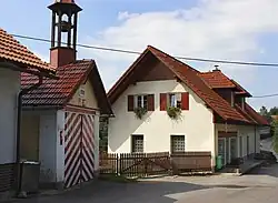 Střed vesnice s hasičárnou