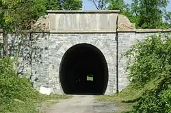 Bývalý železniční tunel, stavba z doby výstavby jednokolejné tratě Severní dráhy císaře Ferdinanda z Břeclavi do Petrovic