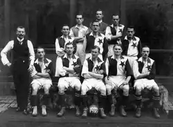 Fotbalisté Slávie v roce 1918 (Prošek sedící zcela vpravo)