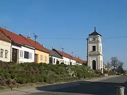 Náves se zvonicí