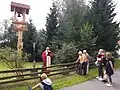 Bohutínská zvonička byla zasvěcena polskému světci Maxmiliánu Kolbemu a stala se zajímavou turistickou atrakcí i díky směrovým ukazatelům