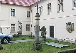 Sloup s křížkem na nádvoří Oblastního muzea v Děčíně (Q38048889) 01.jpg