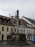 Sloup se sochou Panny Marie - zadní strana, Ostrov, Staré náměstí.jpg