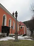 Sloup se sochou Trojice boží Bolestné z roku 1715 v Nejdku (1).jpg