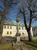 Sloup se sochou sv. Jana Nepomuckého, Horní Blatná.JPG