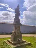 Sloup se sochou svaté Anny u hřbitova.jpg