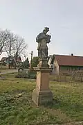 Sloup se sochou svatého Jana Nepomuckého ve Sběři.JPG