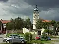 Náměstí s kostelem v pozadí