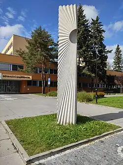 exteriérový obelisk
