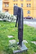 Pomník Milady Horákové před Evangelickým kostelem v Praze na Smíchově