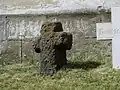 Smírčí kříž u zdi kostela