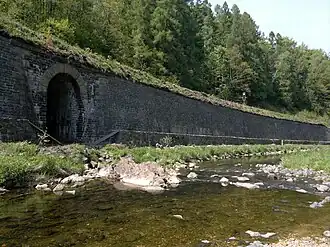 Železniční násep, z něhož lokomotiva spadla (2018)