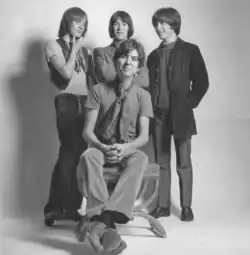 Small Faces na konci roku 1968; po směru hodinových ručiček odspodu: Lane, Marriott, McLagan, Jones.