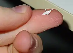 Miniaturní verze papírového jeřába.