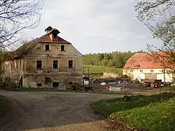 Zámecké hospodářské budovy jsou nevyužívané a chátrají