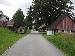 Roubené chalupy ve Sněžném