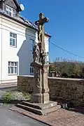 Kříž u kostela