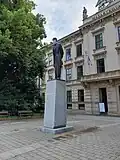 Socha Tomáše Garrigue Masaryka před budovou Masarykovy univerzity v Brně s rouškou