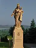 Socha Panny Marie u kostela