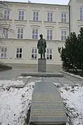Socha Zdeňka Nejedlého (Litomyšl), před školou.JPG