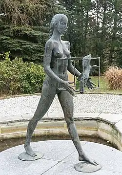 Socha dívky s klecí (1989), park za kongresovým centrem nemocnice Na Homolce