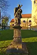 Socha před kostelem