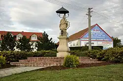 Barokní socha sv. Jana Nepomuckého na návsi od místního kameníka Majera z roku 1755