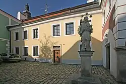 Socha svatého Jana Nepomuckého, Děkanská, při kostele sv. Bartoloměje v Pelhřimově 02.JPG