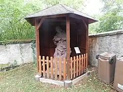 Socha svatého Jana Nepomuckého na hřbitově v Choceradech (Q62383989).jpg