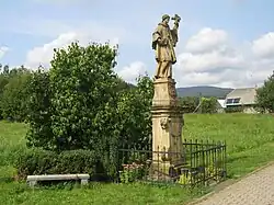 Socha svatého Jana Nepomuckého ve Staré Vsi poblíž kostela Povýšení svatého Kříže (Q38136453) 01.jpg