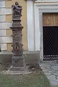 Socha u kravařského kostela.JPG