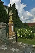 Socha u vstupu ke kostelu