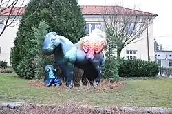 Sousoší psa, koně, ptáka a hada z Aeskulapovy hole v nadživotní velikosti.