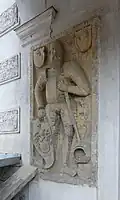 Zazděný náhrobek po levé straně vchodu