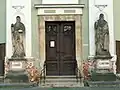 Sochy Cyrila a Metoděje z roku 1863 u dveří kostela