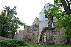 Sochy sv. Josefa a sv. Jana Nepomuckého, Mírové nám., Budyně nad Ohří, okres Litoměřice.JPG
