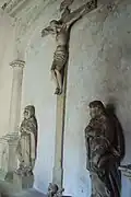 Sochy uvnitř u schodiště