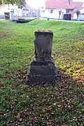 Sokl od sloupu se sochou sv. Jana Nepomuckého na původním místě Pražská, Průhon, Budyně nad Ohří, okres Litoměřice 05.JPG