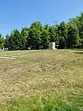 Místo, kde býval pomník "Čest a Sláva .." v Jiráskových sadech v Litoměřicích po jeho odstranění. Na místě ještě zbyl sokl. (15.6.2025)