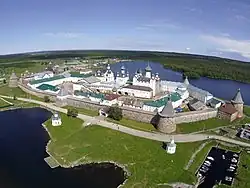 Letecký snímek kláštera, v popředí Bílé moře, v pozadí Svaté jezero