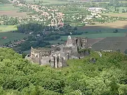 Pohled na Somlószőlős z hradu na kopci Somló (431 m)