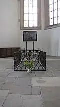 Hrob v jižní lodi; Čtrnáct svatých pomocníků Lucase Cranacha lze vidět za hrobem