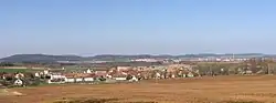 Pohled na Sousedovice ze silnice vedoucí na Libětice