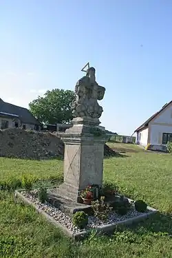 Sousoší Nejsvětější Trojice (Kovářov), Holín.JPG