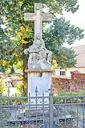 Sousoší Pieta pod křížem v Týnci nad Labem.jpg
