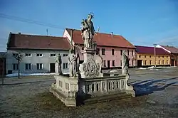 Sousoší na náměstí - čelní pohled, Kralice na Hané, okres Prostějov.jpg