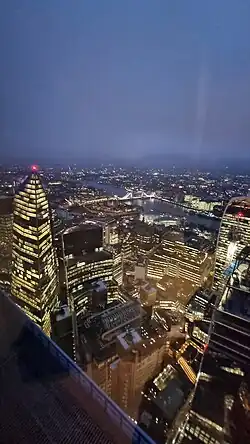 Pohled na mrakodrap ze sousední budovy 8 Bishopsgate (na levé straně).